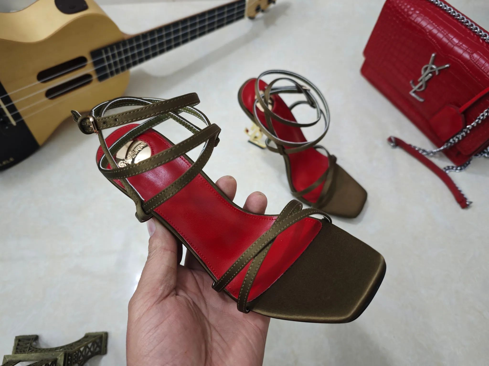 👟👟Ex-factory price 540👟👟【Saint Laurent】Yves Saint Laurent, high-heeled YSL high heels💃2025 early spring counter synchronizes the latest styles, YSL, decoration👠 Classic and high-quality glamorous masterpieces, the hottest autumn and winter series in the counter, with temperament, fashion, classic and attractive design style 😌The effect on the feet is particularly beautiful〰️, the materials are imported from Italy 🇮🇹 calf, imported black sheepskin, lining, and foot pads; sheepskin, stiletto high heels, size 35-41 (34.41.42 must be customized, non-refundable) outsole; imported genuine leather outsole, with full counter packaging